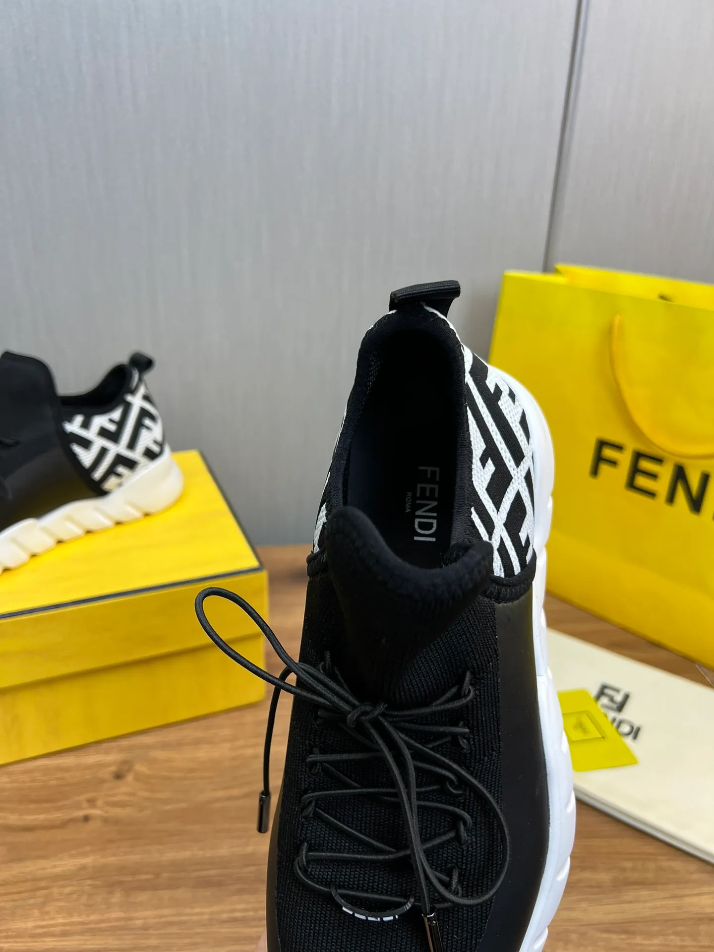 Men's shoes💰680💰 ＦＥＮＤＩ. Fendi🔍Top purchasing agent🇮🇹 The new and popular counter of the popular street boy monster has original factory configuration, original fly-knit fabric imported from Italy, high-quality printing technology, imported water-dyed cowhide with breathable mesh lining, breathable and comfortable, soles: original factory special soles are super comfortable, original factory single goods 🔍high quality, you can enter and leave the counter at will, welcome to compare, code number 39-44 (can be ordered 38.45.46)